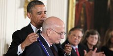 Le Président des États-Unis, Barack Obama, remettant en novembre 2013 la médaille présidentielle de la liberté à Daniel Kahneman,  lauréat du prix Nobel d'économie en 2002 et auteur du livre Système 1 / Système 2. Les deux vitesses de la pensée dans laquelle il explique la façon dont notre cerveau fonctionne pour prendre des décisions.