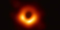 La toute première image d'un trou noir hyper massif capté par les télescopes de la collaboration Event Horizon Telescope.