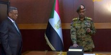 Le ministre soudanais de la Défense, le général Awad Benawf, prêtant serment pour présider le Conseil militaire de transition, le 11 avril 2019 à Khartoum,