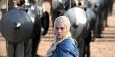 Emilia Clarke porte pour incarner le rôle de Daenerys Targaryen.