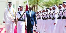 L'émir du Qatar Tamim bin Hamad Al Thani et le président botswanais Sasi botswana passant en revue un détachement de l'armée qatarie, le 16 avril 2019 à Doha.