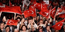 Manifestation lundi soir avec des drapeaux turcs de soutien au parti d'opposition CHP dont la victoire à l'élection municipale d'Istanbul vient d'être annulée à la demande du président Erdogan. Crédit photo : Murad Sezer / Reuters