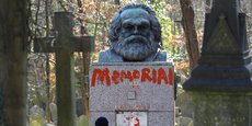 La tombe taguée de Karl Marx au cimetière de Highgate à Londres.