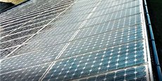 La solution commercialisée par Sunbooster permet de faire ruisseler de l'eau pluviale sur les panneaux photovoltaïques pour une augmentation de la productivité de l'ensemble de l'installation.
