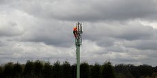 Au Royaume-Uni, un technicien travaille sur une antenne de télécommunications.