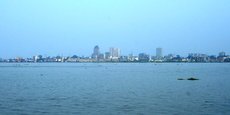 La capitale de la République démocratique du Congo, Kinshasa, vue depuis Brazzaville, la capitale de la République du Congo.