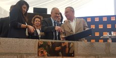 Accompagné d'élus locaux, Stéphane Richard, le PDG d'Orange, pose la première pierre du data center Normandie 2.