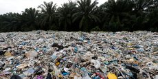 Les déchets s'empilent dans cette décharge à ciel ouvert devant une usine de recyclage illégale à Jenjarom, dans le district de Kuala Langat. Dans ce district, au sud-ouest de la capitale Kuala Lumpur, les autorités ont trouvé 41 usines illégales, dont beaucoup gérées par des sociétés chinoises. Une trentaine ont été fermées ces trois derniers mois après des plaintes de résidents (air toxique à cause de la combustion sauvage des déchets plastiques, etc.)