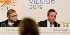 Mario Draghi (à droite), le président de la BCE, aux côtés de Vitas Vasiliauskas, le gouverneur de la Banque de Lituanie.