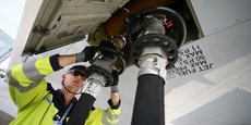 La facture carburant va enfler de plusieurs dizaines à plusieurs centaines de millions d'euros pour les compagnies aériennes européennes.