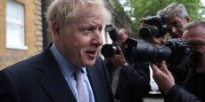 Boris Johnson face à un parterre de journalistes.