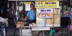 Vendeur ambulant de fish-and-chips à Chiang Mai (Thaïlande), en 2014.  Takeaway/Wikimedia, CC BY