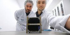 Laélien Rivière et Romain Briand, ingénieur système et ingénieur structure mécanique au Centre Spatial Universitaire de Montpellier, ont éprouvé le MTCube avec des tests de résistance aux vibrations.