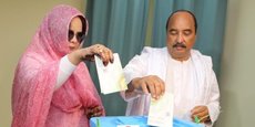 Le président sortant Mohamed Oul Abdelaziz et son épouse Mariem Mint Ahmed, ont accomplit leur devoir civique dans un bureau de vote de Nouakchott.