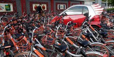 Un nombre excessif de vélos ont été mis en circulation, occupant l'espace public en étant parfois mal rangés, voire empilés les uns sur les autres, ou carrément abandonnés. Ici, à Beijing.