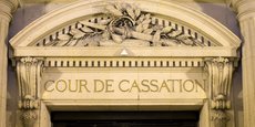 La Cour de cassation a été sollicitée pour avis par les conseils des prud'hommes de Toulouse (Haute-Garonne) et de Louviers (Eure). Elle devait se prononcer sur la conformité du dispositif par rapport à la Convention 158 de l'Organisation internationale du Travail (OIT) et la Charte sociale européenne.