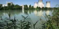 La centrale nucléaire du Bugey, située en bordure du Rhône à moins de 50 km du centre-ville de Lyon, pourrait accueillir deux EPR de dernière génération. Et quelque 200 km plus au sud, le long du même fleuve, quasiment à égale distance (une trentaine de kilomètres) entre Montélimar et Orange, la centrale du Tricastin est également candidate.