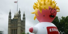 Des opposants au Brexit ont manifesté samedi 20 juillet à Londres en déployant dans le ciel de la capitale britannique un ballon géant représentant Boris Johnson, très probable prochain Premier ministre, en enfant capricieux et en pleurs.