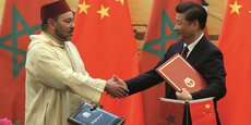 En 2016, Mohammed VI effectue une visite officielle en Chine qui sera couronnée par la signature d’un partenariat stratégique entre le Maroc et la Chine. Ici, le roi du Maroc et le président chinois Xi Jinping, le 11 mai 2016, à l’issue de la cérémonie de signature d’accords de coopération.