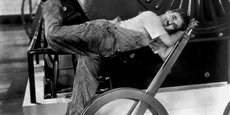 Dans son film « Les temps modernes » sorti en 1936, Charlie Chaplin dénonce les excès du capitalisme dans le monde de l'entreprise qui se caractérise alors par l'essor du taylorisme, l'organisation scientifique du travail.
