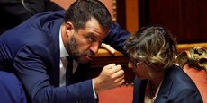 À Rome, le 5 août 2019, en conciliabule avec Giulia Bongiorno (ministre de l'Administration publique), Matteo Salvini (ministre italien de l'Intérieur) esquisse un geste vindicatif alors que le gouvernement italien est sur le point de faire face au vote de confiance du Sénat sur un décret sur la sécurité et l'immigration.
