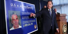 Le 8 juillet dernier, il y a à peine un mois, Geoffrey Berman, procureur de Manhattan, annonce les accusations de la justice portées contre le financier Jeffrey Epstein (en photo sur le panneau) pour trafic de mineurs à des fins sexuelles et complot en vue de leur trafic.