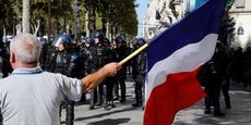 A 11H35, il y avait eu 65 interpellations, et plusieurs personnes verbalisées aux abords des Champs-Elysées, zone où il est interdit de manifester, a indiqué la préfecture de police de Paris.