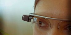 Le modèle A4R-GG1 constitue une version améliorée des premières Google Glass Explorer, un bouton et une charnière permet de le fixer sur différents types de lunettes.