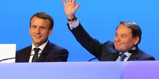 Emmanuel Macron (à gauche) et André Laignel (à droite), premier vice-président (PS) délégué de l'Association des maires de France et président du Comité des Finances locales (Photo d'illustration).