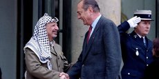 Jacques Chirac raccompagne Yasser Arafat sur le perron du palais de l'Élysée en septembre 1995.