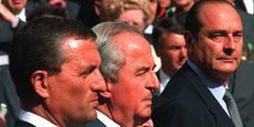 Le 25 août 1994, Édouard Balladur, Premier ministre de cohabitation de François Mitterrand et son  ministre de la Défense François Léotard (à g.), assistent à la cérémonie du 50e anniversaire de la libération de Paris avec Jacques Chirac, alors maire de Paris qui entrera bientôt frontalement dans la compétition pour la campagne présidentielle de 1995.