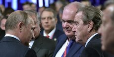 Le président russe Vladimir Poutine et l'ancien chancelier allemand Gerhard Schröder, aujourd'hui président du comité des actionnaires de Nord Stream AG, le 2 octobre à Moscou, lors du Forum international de la semaine de l'énergie.