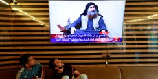 Le 27 octobre 2019, dans un café de Najaf, deux Irakiens regardent à la télé l'annonce de la mort du chef de l'État islamique Abou Bakr al-Baghdadi. Dans leur longue traque d'Abou Bakr al Baghdadi, les services de renseignements irakiens ont été informés par un conseiller du chef de l'organisation État islamique, qui leur a expliqué les techniques de ce dernier pour éviter d'être capturé pendant tant d'années.