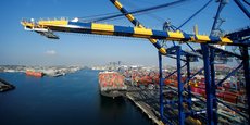 Le fret passant par le port californien est estimé à plus de 380 milliards de dollars et l'activité économique génère plus de trois millions d'emplois américains, indique un communiqué.