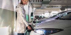 Pour assurer l'objectif européen d'abandon des ventes de voitures thermiques en 2035, l'UE doit investir massivement dans des usines de batteries électriques.