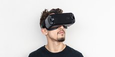 Photo d'illustration. Casque de réalité virtuelle sur la tête, manette en main, les patients peuvent s'appuyer sur des serious games pour progresser dans le domaine de la santé, notamment mentale.