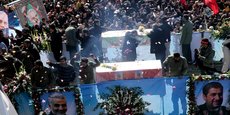Le peuple iranien participe au cortège funèbre du général iranien Qassem Soleimani, chef de la force d'élite Quds, qui a été tué lors d'une frappe aérienne à l'aéroport de Bagdad. La cérémonie des funérailles et l'inhumation se sont déroulées dans sa ville natale de Kerman, en Iran, mardi 7 janvier 2020.