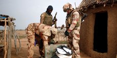 Patrouille conjointe de soldats des Forces armées maliennes (FAMa) et de l'armée française lors de l'opération Barkhane à Ndaki, au Mali, le 29 juillet 2019.