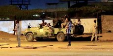 Des membres des forces de soutien rapide stationnés aux alentours d'un bâtiment des Services généraux de renseignements (SGR) le 14 janvier 2020 à Khartoum.