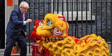 Fasciné par le dragon singapourien. Boris Johnson à Londres pendant les festivités du Nouvel An chinois, le 24 janvier.