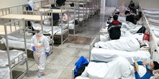 Des personnels de santé en tenue de protection s'occupent des patients au Centre international de conférence et d'exposition de Wuhan, qui a été transformé en hôpital de fortune pour recevoir des patients présentant des symptômes bénins causés par le nouveau coronavirus, à Wuhan, dans la province du Hubei, en Chine (photo prise le 5 février 2020).