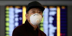 Un passager portant un masque, photographié le 7 février 2020, dans l'aéroport international de Hong Kong.