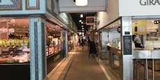 Si les marchés sont désormais suspendus à Lyon, les halles alimentaires, comme les Halles Paul Bocuse restent ouvertes.