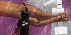 A Dakar, la capitale sénégalaise, un graffeur de l'équipe RBS travaille sur sa peinture murale pour sensibiliser les gens à adopter les habitudes de prévention contre la maladie du coronavirus.