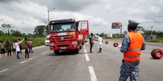 Des agents du ministre de la santé soumettant les camionneurs au contrôle de température à Abidjan, le 30 mars 2020. Les autorités ivoiriennes avaient auparavant réduit le déplacement entre les villes pour limiter la propagation de l'épidémie de coronavirus.
