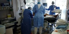 Dans les hôpitaux français, 6.838 personnes sont en réanimation, soit 502 personnes supplémentaires et un solde de 176 patients par rapport à la veille.