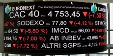 Un écran montre la chute de l’indice CAC 40 parmi d’autres valeurs au sein des bureaux d’Euronext le 9 mars 2020 en pleine crise du Covid-19.
