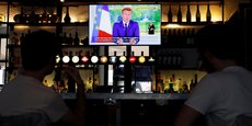 À Nice, dans la soirée d'hier dimanche 14 juin, les clients d'un bistrot écoutent l'allocution télévisée du président Emmanuel Macron.