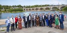 Photo de famille des maires dans le cadre enchanteur des bords de Loire. Au centre Emmanuel Denis, nouveau maire de Tours entre Anne Hidalgo et Eric Piolle.