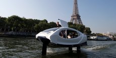 SeaBubbles effectue une démonstration de son taxi volant sur la Seine, à Paris, le 22 mai 2018.
